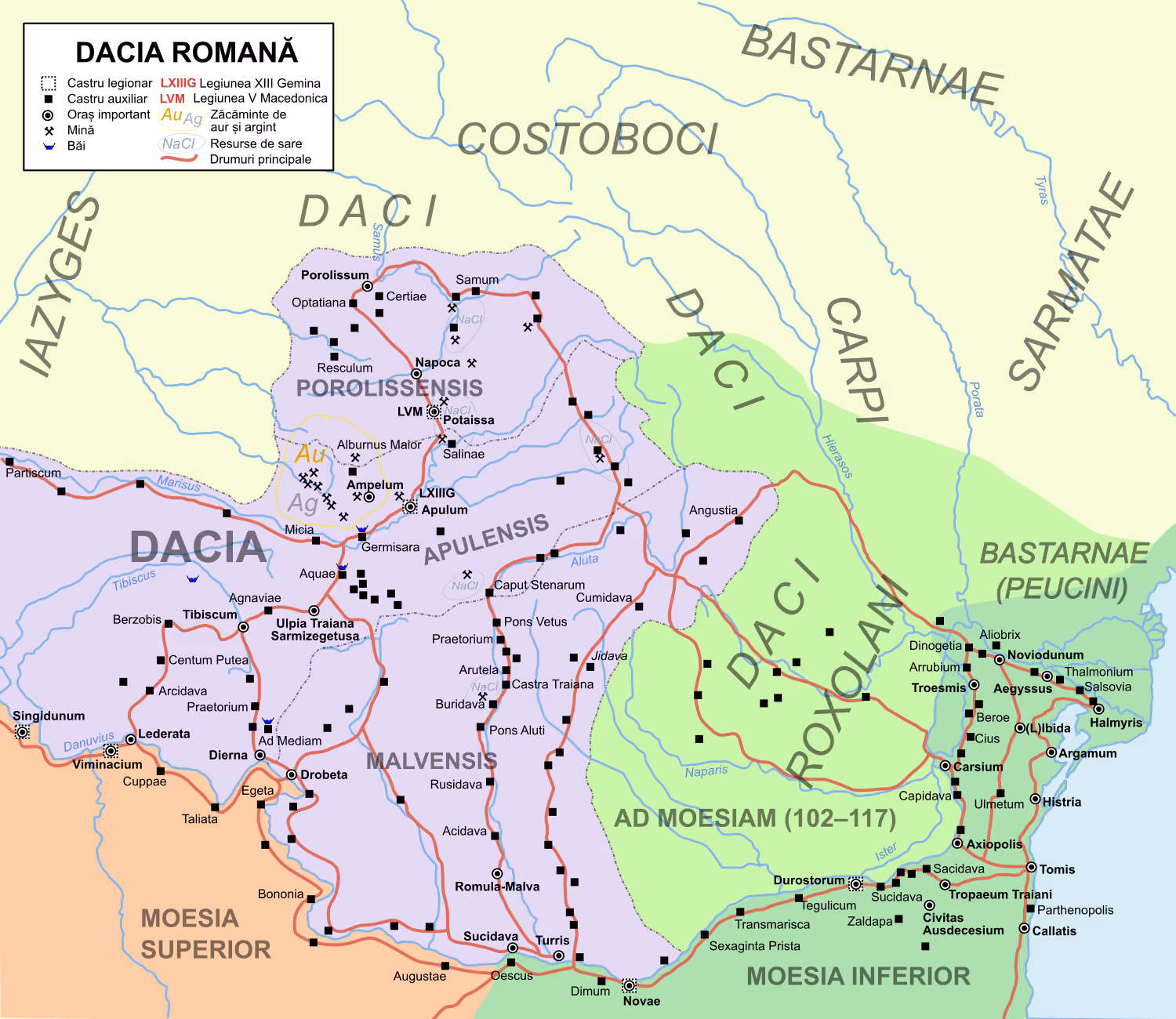 Harta provinciei Dacia Romană (106–271): orașe și castre romane cu nume latine, castre de legiune și auxiliare, drumuri, mine, zăcăminte de aur și argint și de sare; la sud de Dunăre Moesia Superior și Moesia Inferior, iar în jur dacii liberi, carpii, costobocii, sarmații, bastarnii, iazigii și roxolanii; mai sunt scrise zona „Ad Moesiam (102–117)” și „Bastarnae (Peucini)”.