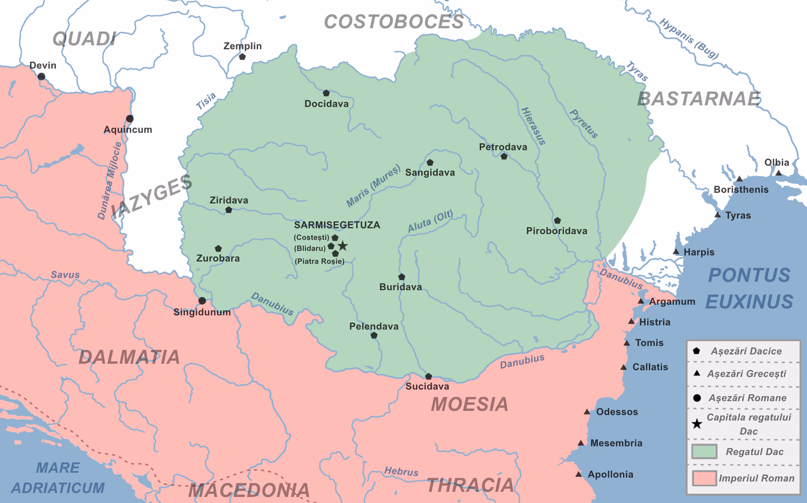 Harta regatului dac sub Decebal, colorat în verde, de la Tisa până dincolo de Prut (Pyretus), fără să ajungă la Nistru (Tyras), cu Dunărea la sud; capitala Sarmizegetusa (cu cetățile Costești, Blidaru, Piatra Roșie) și așezările dacice Ziridava, Zurobara, Docidava, Sangidava, Petrodava, Piroboridava, Buridava, Pelendava, Sucidava; la sud și la vest, Imperiul Roman (Moesia, Dalmatia, Thracia, Macedonia); orașele grecești de pe țărmul Pontului Euxin; vecinii din afara regatului: quazii, iazigii, costobocii, bastarnii.