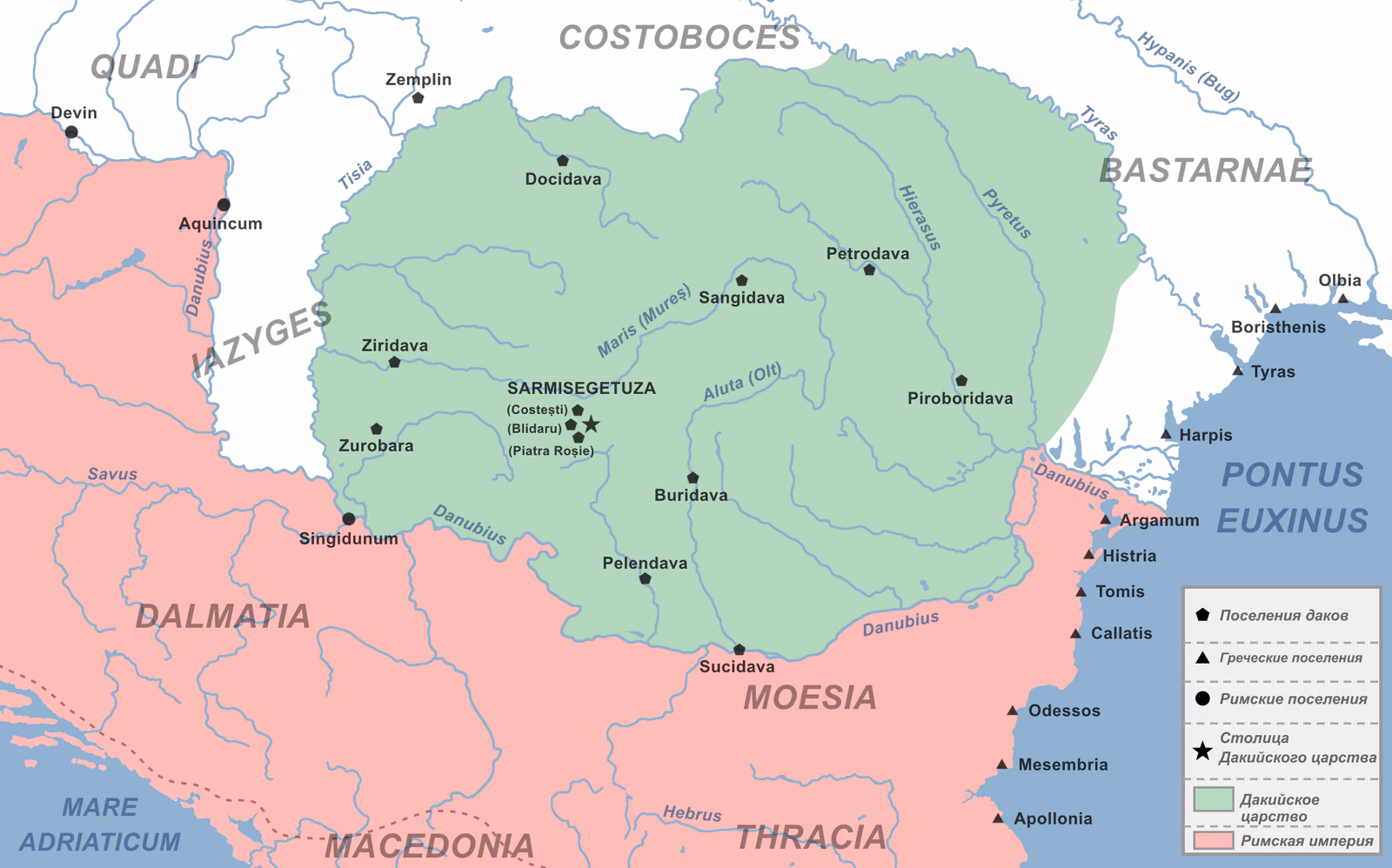 Карта Дакийского царства при Децебале, закрашенного зеленым, от Тисы до земель за Прутом (Pyretus), не доходя до Днестра (Tyras), с Дунаем на юге; столица Сармизегетуза (с крепостями Костешть, Блидару, Пятра Рошие) и дакийские поселения Зиридава, Зуробара, Доцидава, Сангидава, Петродава, Пироборидава, Буридава, Пелендава, Сучидава; на юге и западе – Римская империя (Мёзия, Далмация, Фракия, Македония); греческие города на берегу Понта Эвксинского; соседи вне царства: квады, языги, костобоки, бастарны.