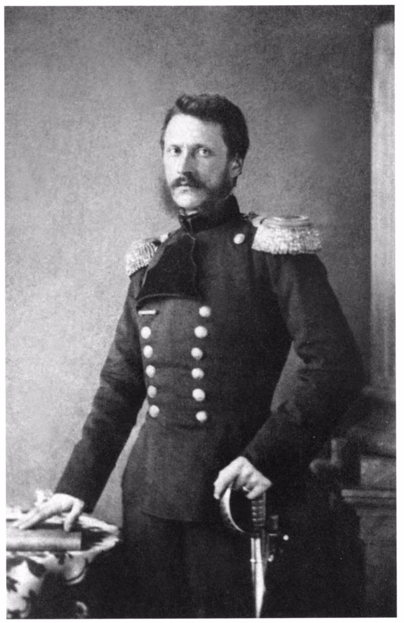 Fotografie alb-negru: Alexandru Ioan Cuza în picioare, în uniformă militară cu epoleți și nasturi în două rânduri, cu mâna stângă pe mânerul sabiei și mâna dreaptă sprijinită pe o masă.