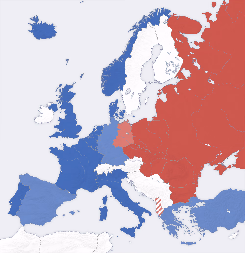 Harta Europei în timpul războiului rece, fără inscripții: statele membre NATO în două nuanțe de albastru, statele Tratatului de la Varșovia în două nuanțe de roșu, Albania cu hașuri roșii, statele din afara celor două blocuri în alb.